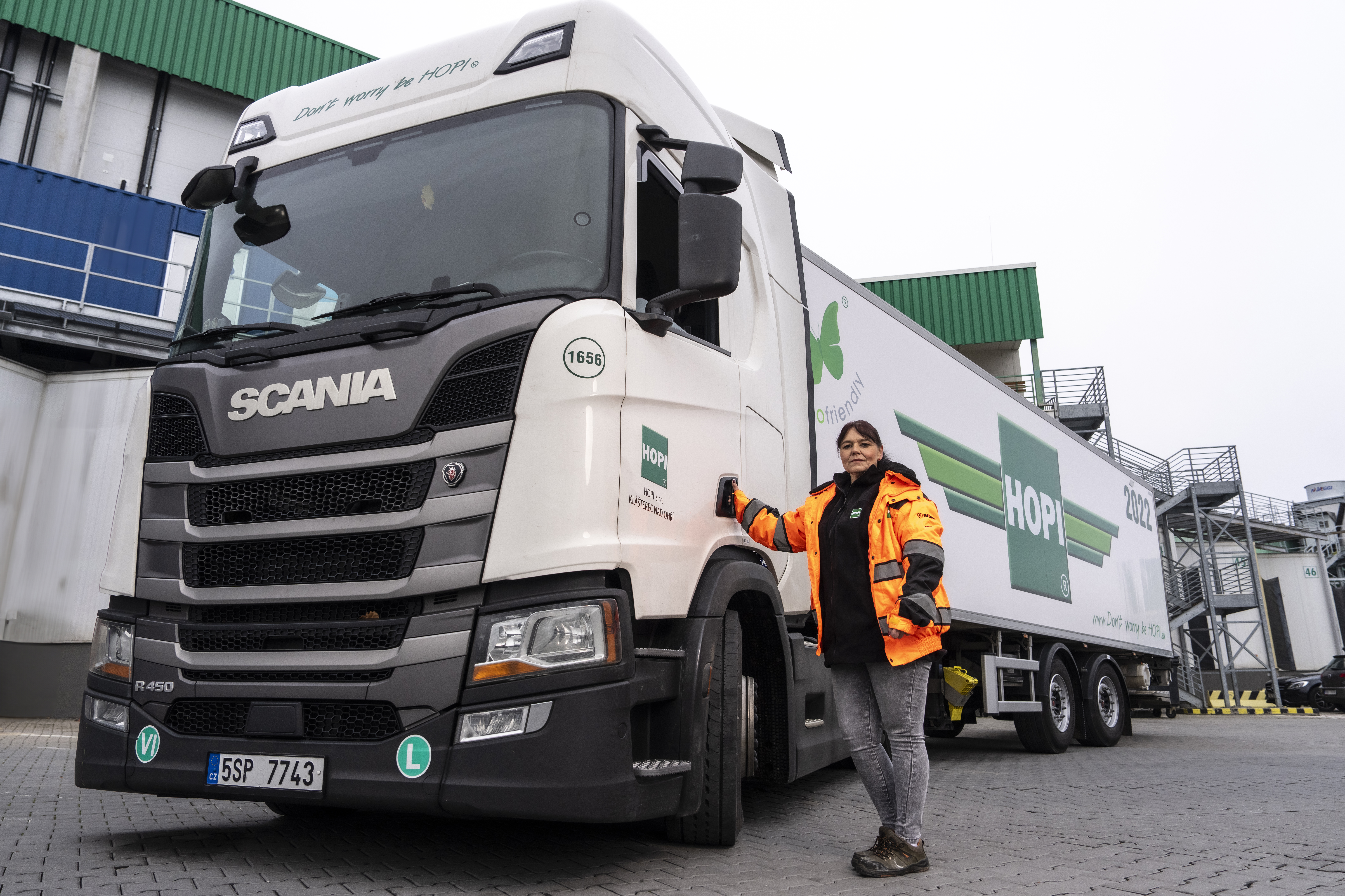 Řidička HOPI u kamionu Scania R450